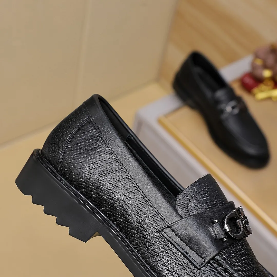 Men's shoes 💰480 🔥Ferragamo's new men's casual slip-on shoes🇨🇳Official website original 1:1 mold, original quality💯Fine workmanship, high-end luxury☘The upper is made of imported Italian first-layer cowhide🌴Luxurious water dyeing🐂Leather lining🍓Rubber wear-resistant and non-slip outsole, breathable and comfortable to wear🍍The first choice for high-quality men, optional! Code number 38-44 (45.46. Customized)